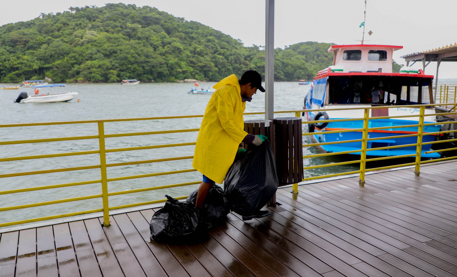 Estado reforça limpeza e coleta de lixo na Ilha do Mel durante a alta temporada