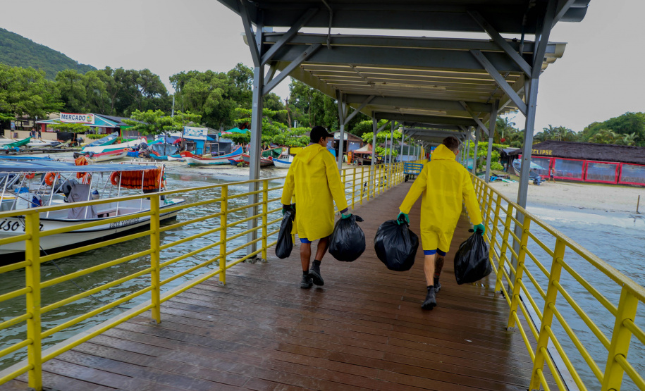 Estado reforça limpeza e coleta de lixo na Ilha do Mel durante a alta temporada