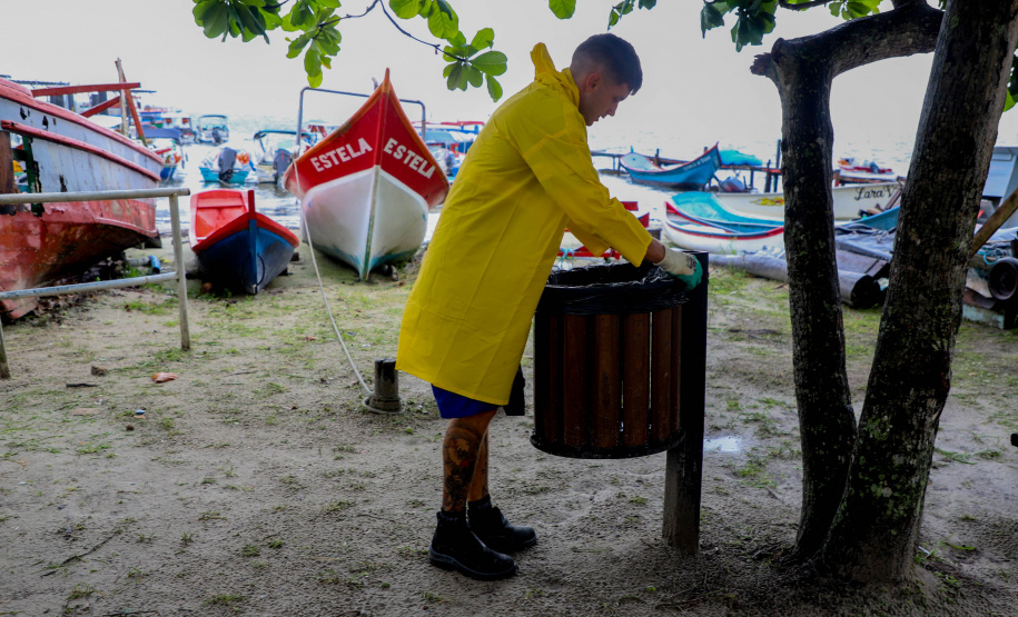 Estado reforça limpeza e coleta de lixo na Ilha do Mel durante a alta temporada