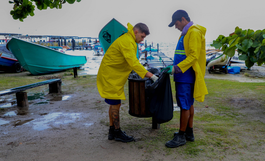 Estado reforça limpeza e coleta de lixo na Ilha do Mel durante a alta temporada