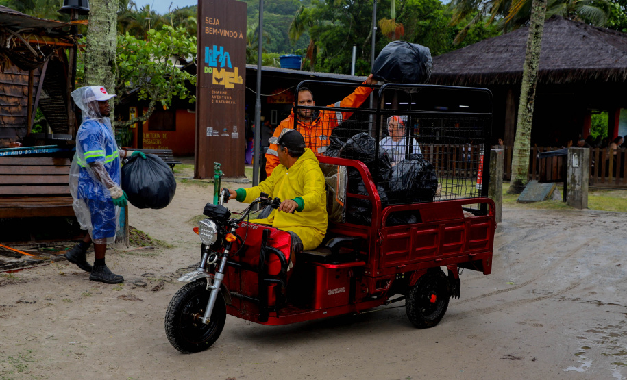 Estado reforça limpeza e coleta de lixo na Ilha do Mel durante a alta temporada