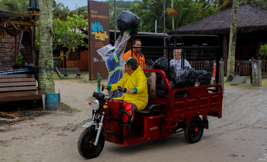 Estado reforça limpeza e coleta de lixo na Ilha do Mel durante a alta temporada