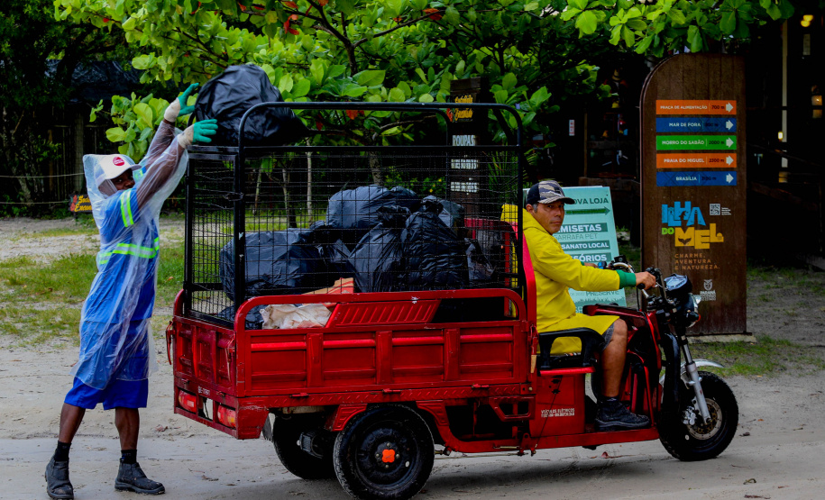 Estado reforça limpeza e coleta de lixo na Ilha do Mel durante a alta temporada