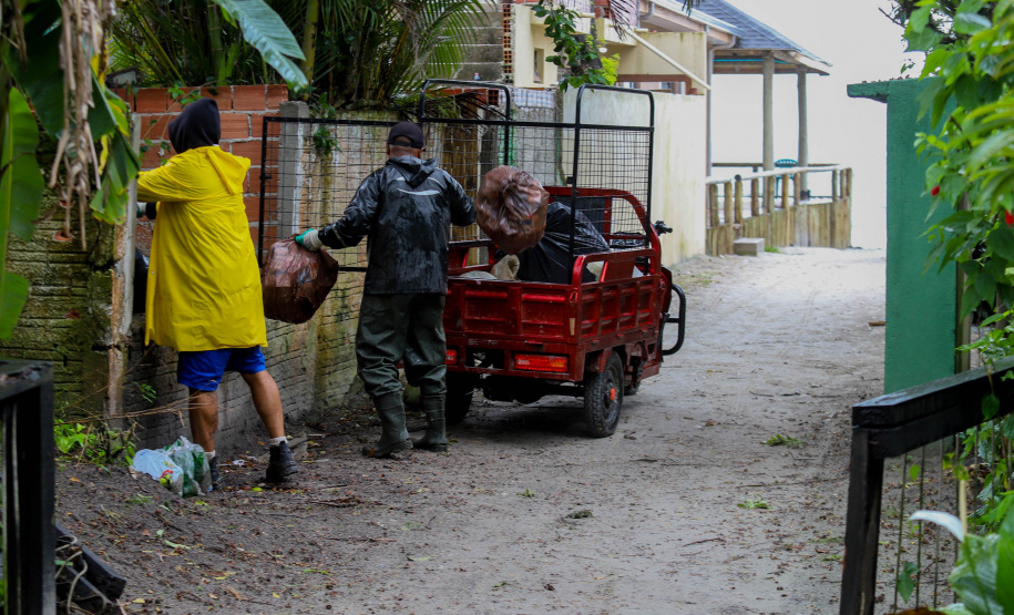 Estado reforça limpeza e coleta de lixo na Ilha do Mel durante a alta temporada