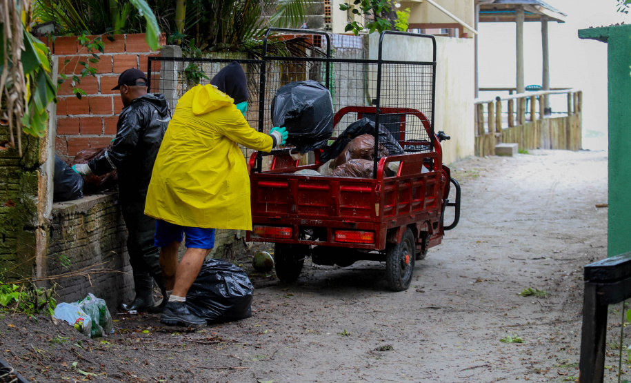 Estado reforça limpeza e coleta de lixo na Ilha do Mel durante a alta temporada
