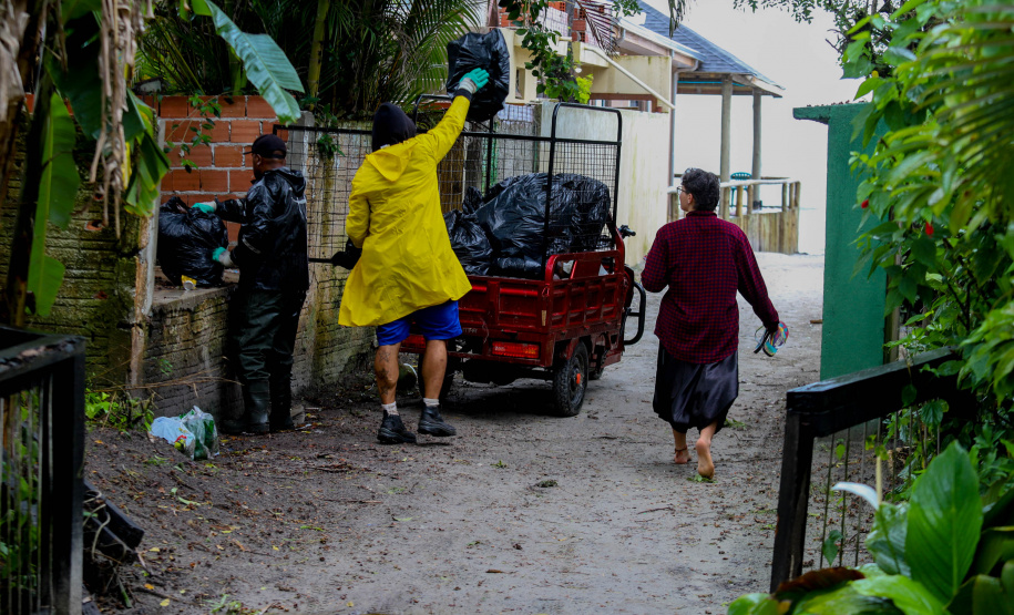 Estado reforça limpeza e coleta de lixo na Ilha do Mel durante a alta temporada