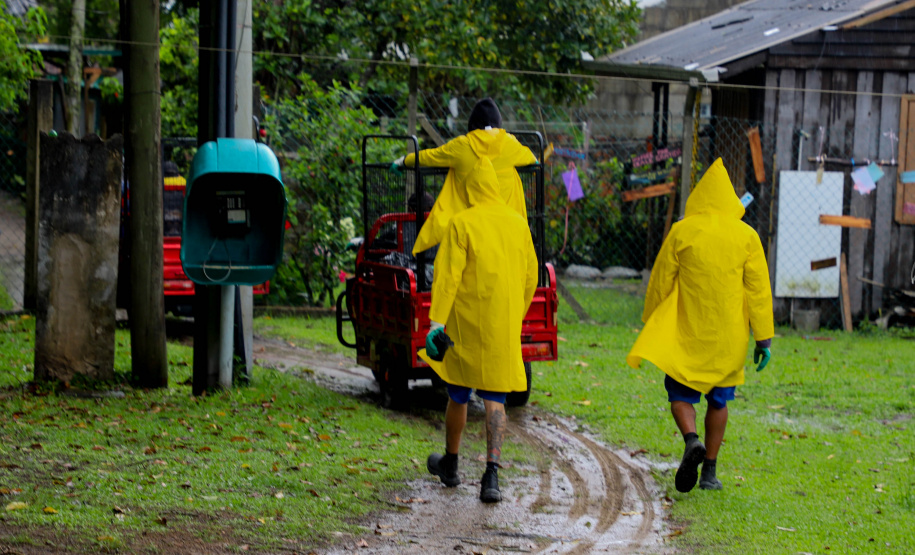 Estado reforça limpeza e coleta de lixo na Ilha do Mel durante a alta temporada