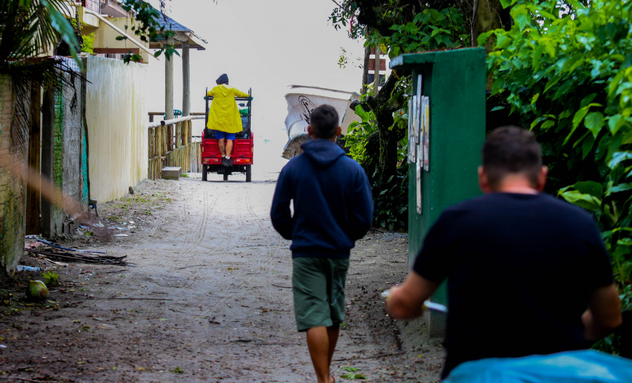 Estado reforça limpeza e coleta de lixo na Ilha do Mel durante a alta temporada
