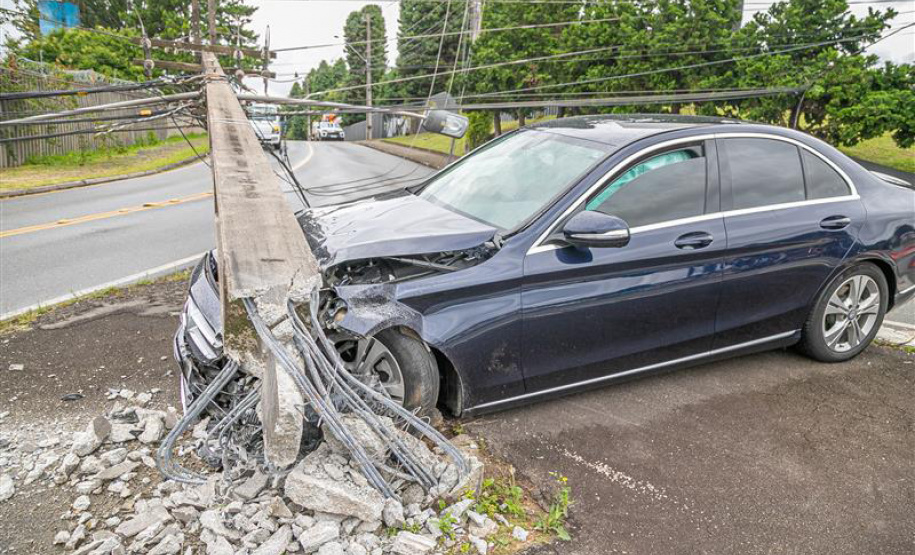 Batidas de carros danificam 9 postes por dia no Paraná