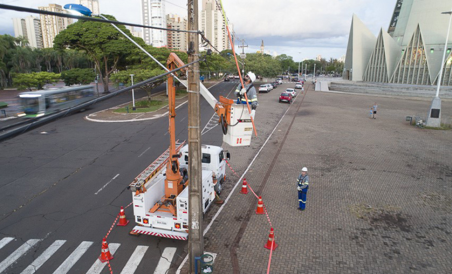 Batidas de carros danificam 9 postes por dia no Paraná