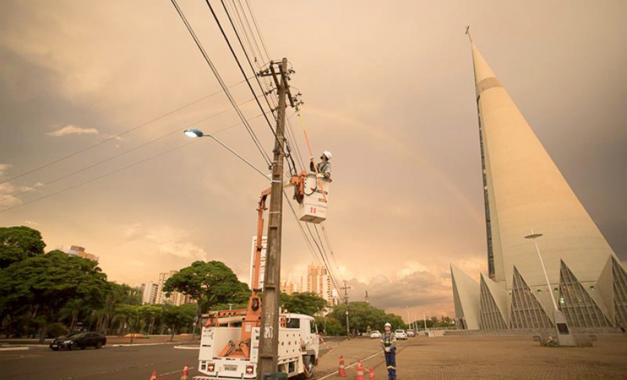 Batidas de carros danificam 9 postes por dia no Paraná