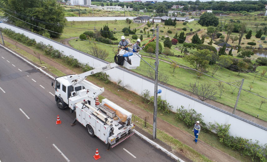 Batidas de carros danificam 9 postes por dia no Paraná