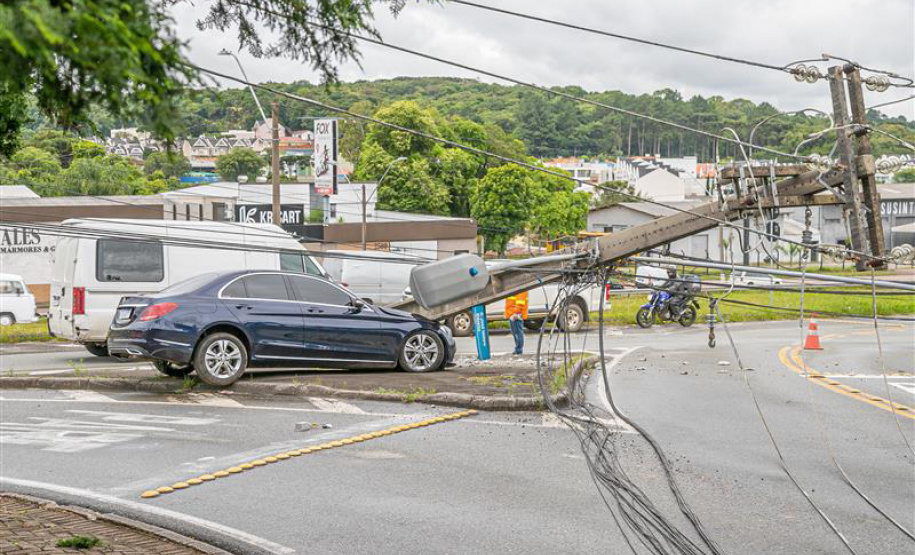Batidas de carros danificam 9 postes por dia no Paraná