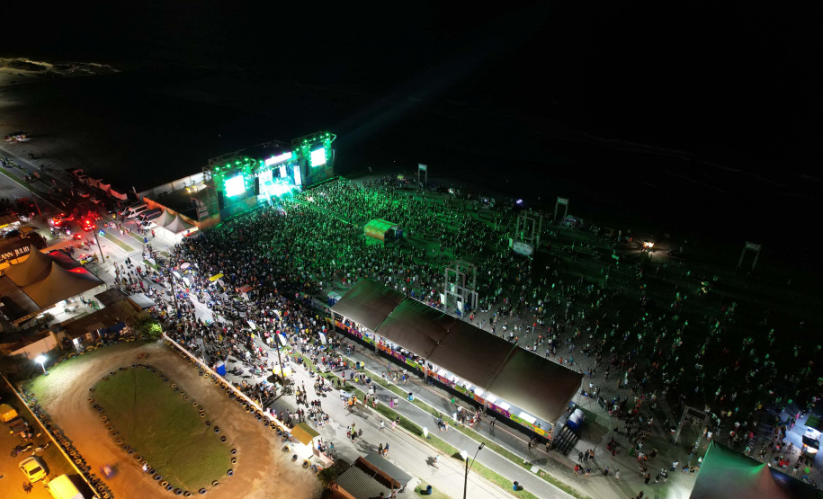 Edson & Hudson e Jeann & Julio encerram primeira semana de shows gratuito no Litoral - Na foto, show de  Jeann & Julio em Matinhs -