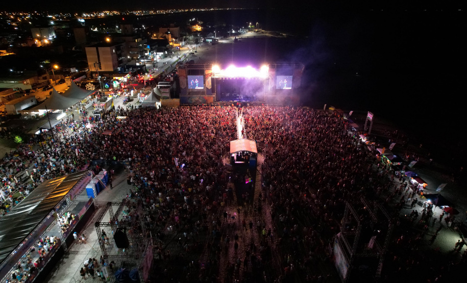 Dupla George Henrique & Rodrigo e Trio Parada Dura agitaram noite de sábado no Litoral