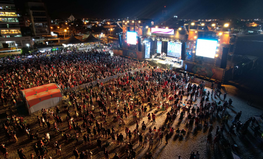 Edson & Hudson e Jeann & Julio encerram primeira semana de shows gratuito no Litoral - Na foto, show de  Jeann & Julio em Matinhs -