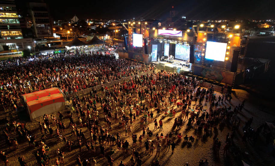 Edson & Hudson e Jeann & Julio encerram primeira semana de shows gratuito no Litoral - Na foto, show de  Jeann & Julio em Matinhs -