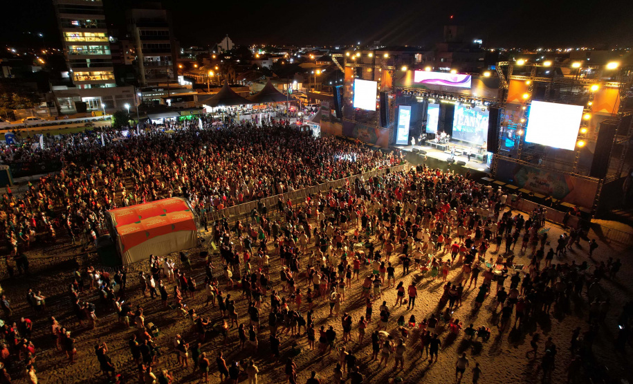 Edson & Hudson e Jeann & Julio encerram primeira semana de shows gratuito no Litoral - Na foto, show de  Jeann & Julio em Matinhs -