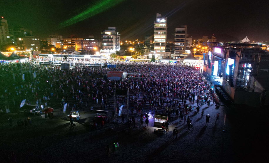 Edson & Hudson e Jeann & Julio encerram primeira semana de shows gratuito no Litoral - Na foto, show de  Jeann & Julio em Matinhs -