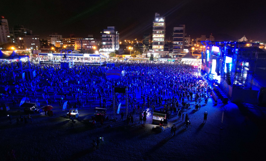 Edson & Hudson e Jeann & Julio encerram primeira semana de shows gratuito no Litoral - Na foto, show de  Jeann & Julio em Matinhs -