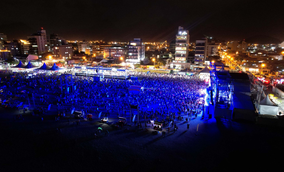 Edson & Hudson e Jeann & Julio encerram primeira semana de shows gratuito no Litoral - Na foto, show de  Jeann & Julio em Matinhs -