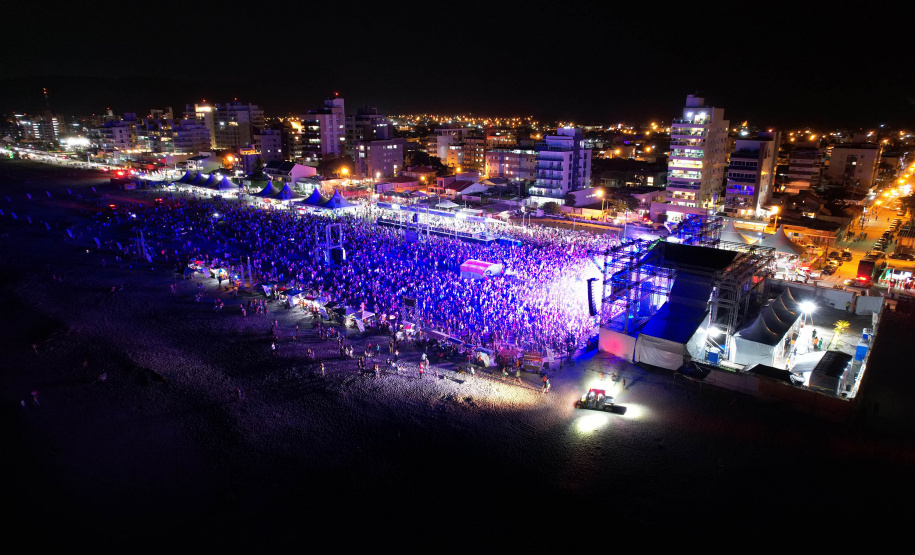 Dupla George Henrique & Rodrigo e Trio Parada Dura agitaram noite de sábado no Litoral