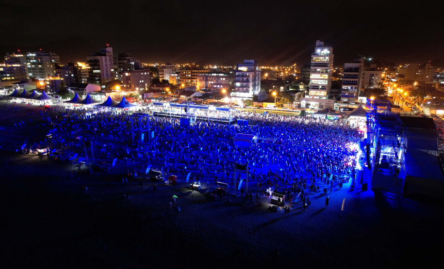 Edson & Hudson e Jeann & Julio encerram primeira semana de shows gratuito no Litoral - Na foto, show de  Jeann & Julio em Matinhs -