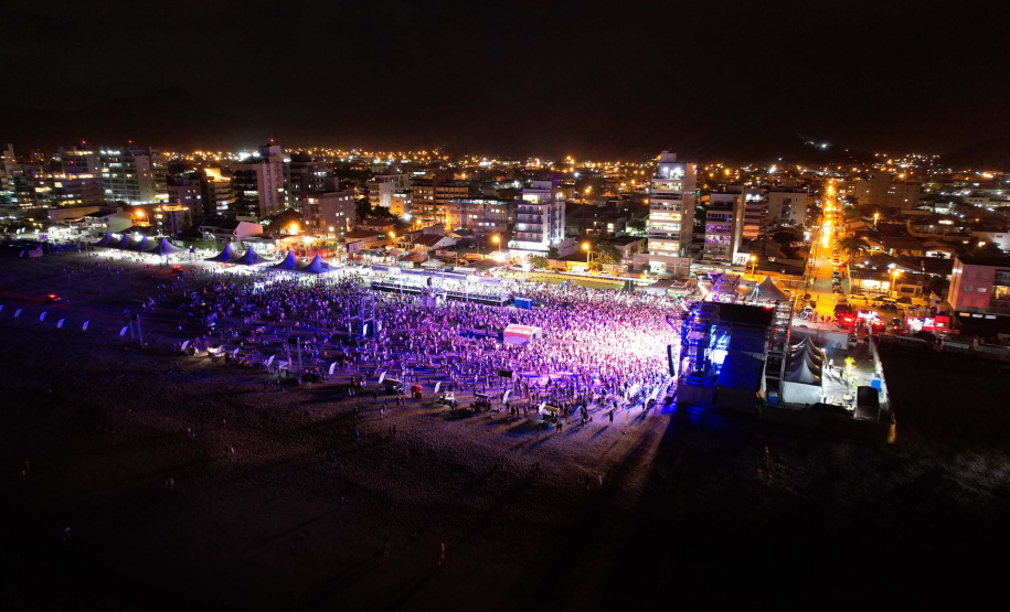 Edson & Hudson e Jeann & Julio encerram primeira semana de shows gratuito no Litoral - Na foto, show de  Jeann & Julio em Matinhs -