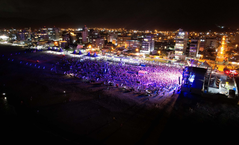 Edson & Hudson e Jeann & Julio encerram primeira semana de shows gratuito no Litoral - Na foto, show de  Jeann & Julio em Matinhs -