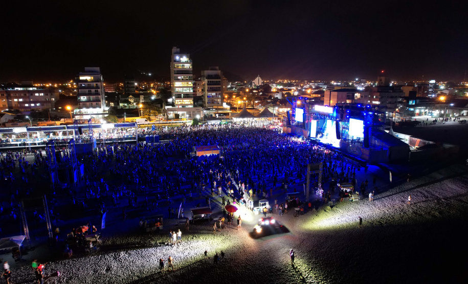 Edson & Hudson e Jeann & Julio encerram primeira semana de shows gratuito no Litoral - Na foto, show de  Jeann & Julio em Matinhs -