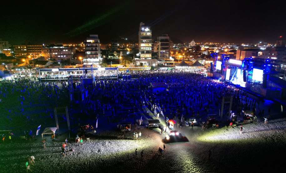 Edson & Hudson e Jeann & Julio encerram primeira semana de shows gratuito no Litoral - Na foto, show de  Jeann & Julio em Matinhs -