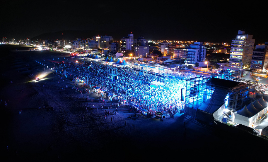 Dupla George Henrique & Rodrigo e Trio Parada Dura agitaram noite de sábado no Litoral