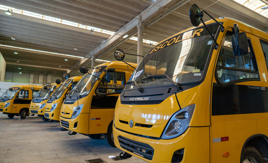 Governo entrega 14 novos ônibus para o transporte escolar na RMC