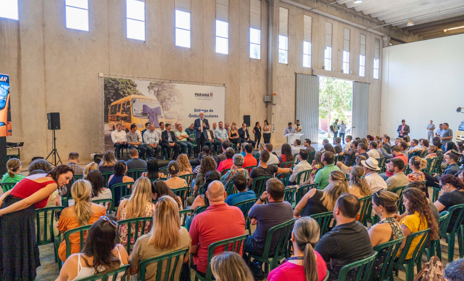 Governo entrega 14 novos ônibus para o transporte escolar na RMC