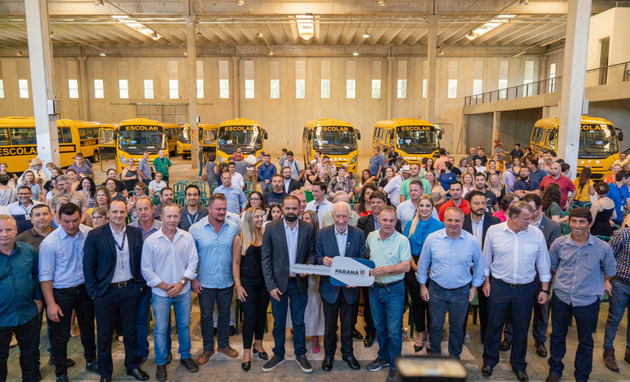 Governo entrega 14 novos ônibus para o transporte escolar na RMC