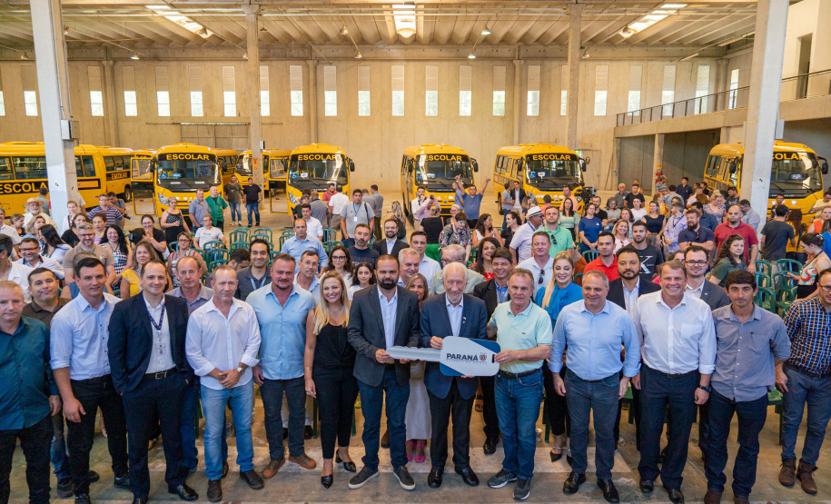 Governo entrega 14 novos ônibus para o transporte escolar na RMC