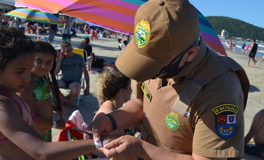 Polícia Militar já distribuiu mais de 17 mil pulseirinhas de identificação no Litoral