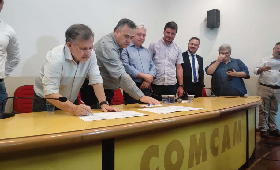 O Governo do Estado, por meio da Secretaria de Estado da Saúde, autorizou, nesta quinta-feira (12), o processo licitatório de quase R$ 26 milhões para a construção do Ambulatório Médico de Especialidades (AME) no município de Campo Mourão e que irá atender toda a região.