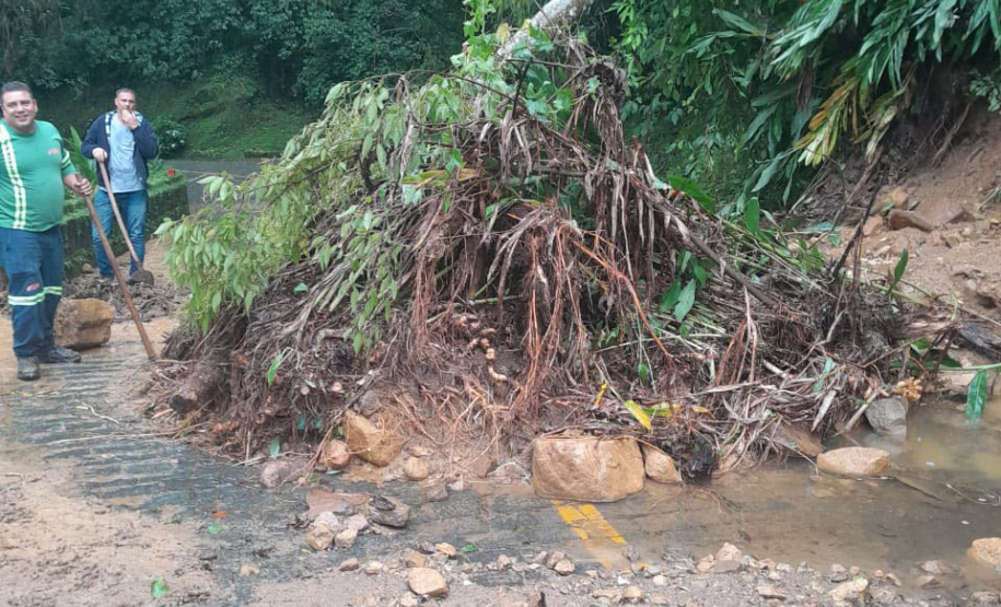 Novo deslizamento de terra bloqueia Estrada da Graciosa nesta quarta
