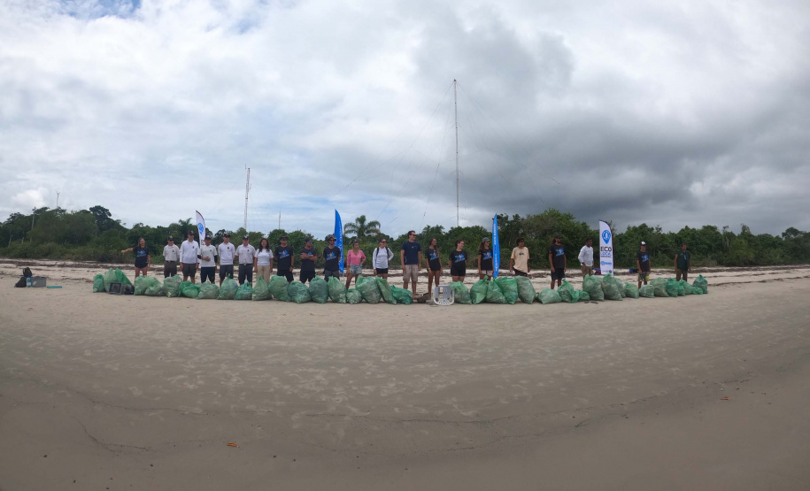 Mutirão recolhe quase uma tonelada de lixo marinho da Ilha do Mel