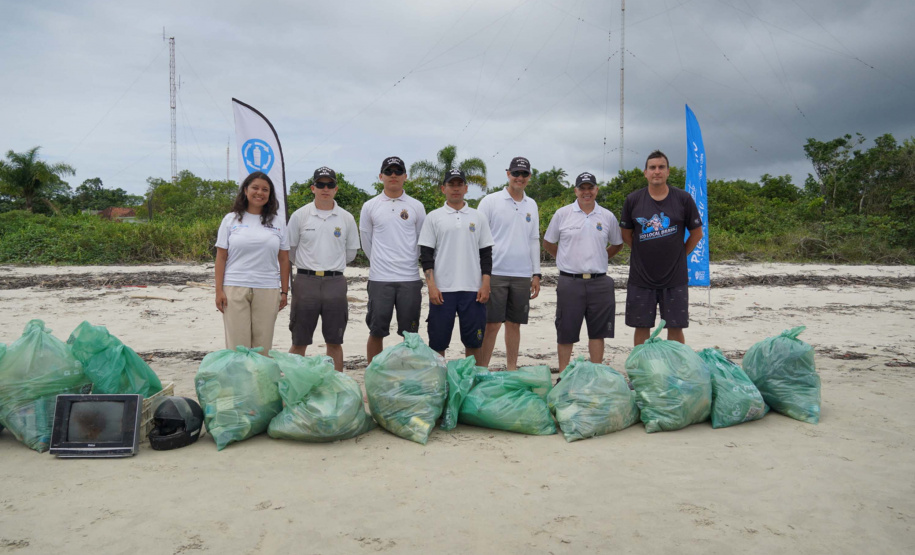 Mutirão recolhe quase uma tonelada de lixo marinho da Ilha do Mel