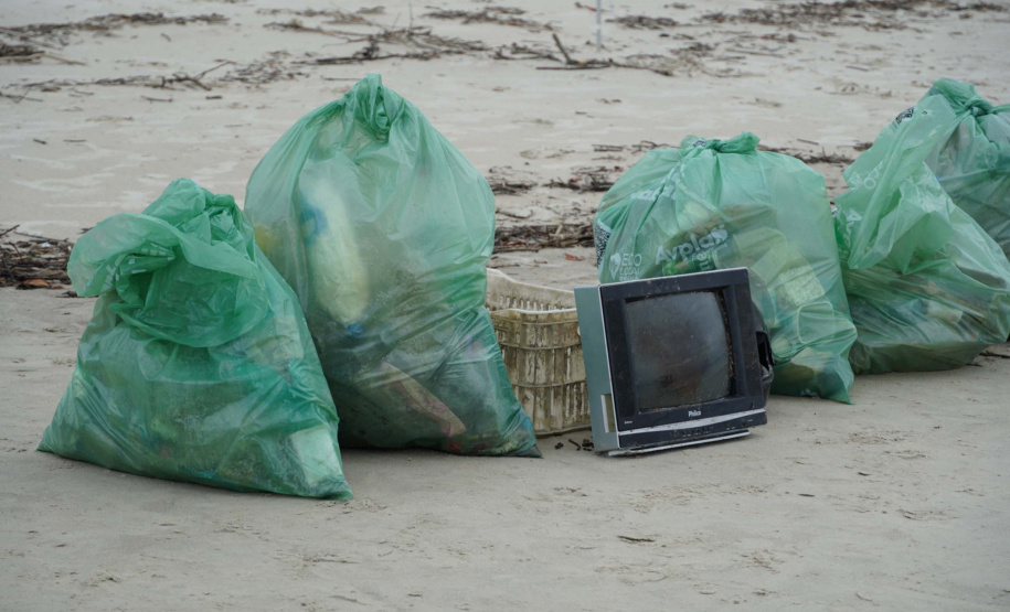 Mutirão recolhe quase uma tonelada de lixo marinho da Ilha do Mel