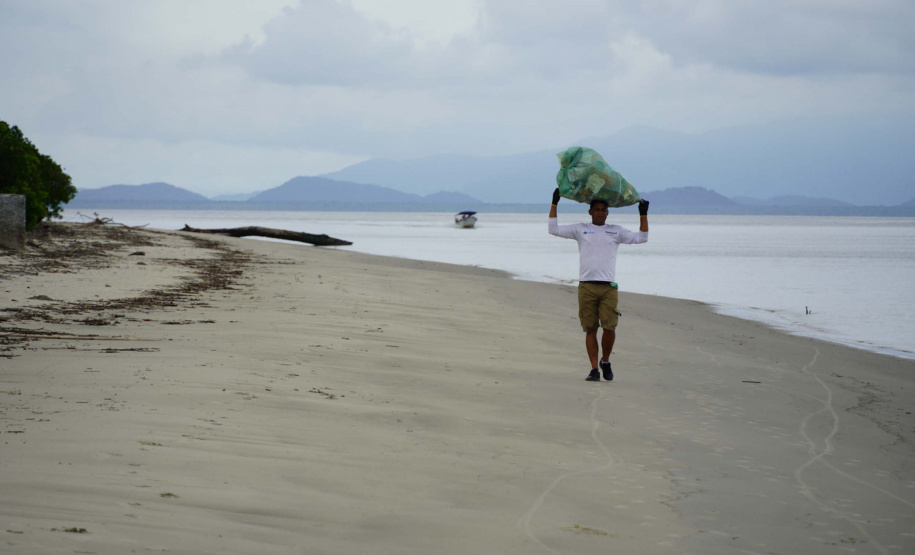 Mutirão recolhe quase uma tonelada de lixo marinho da Ilha do Mel