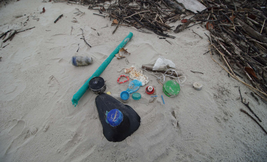 Mutirão recolhe quase uma tonelada de lixo marinho da Ilha do Mel