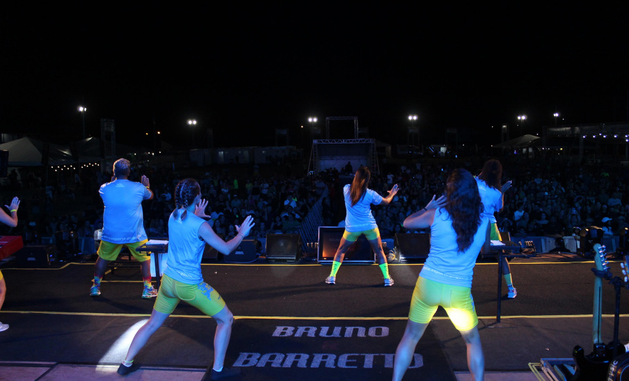 Praias de Matinhos e Pontal lotam durante shows de Leonardo e a dupla Bruno e Barretto