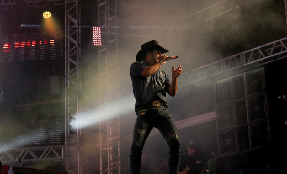 Praias de Matinhos e Pontal lotam durante shows de Leonardo e a dupla Bruno e Barretto