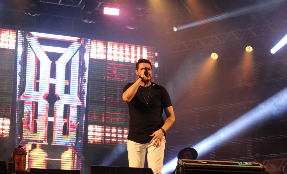 Praias de Matinhos e Pontal lotam durante shows de Leonardo e a dupla Bruno e Barretto