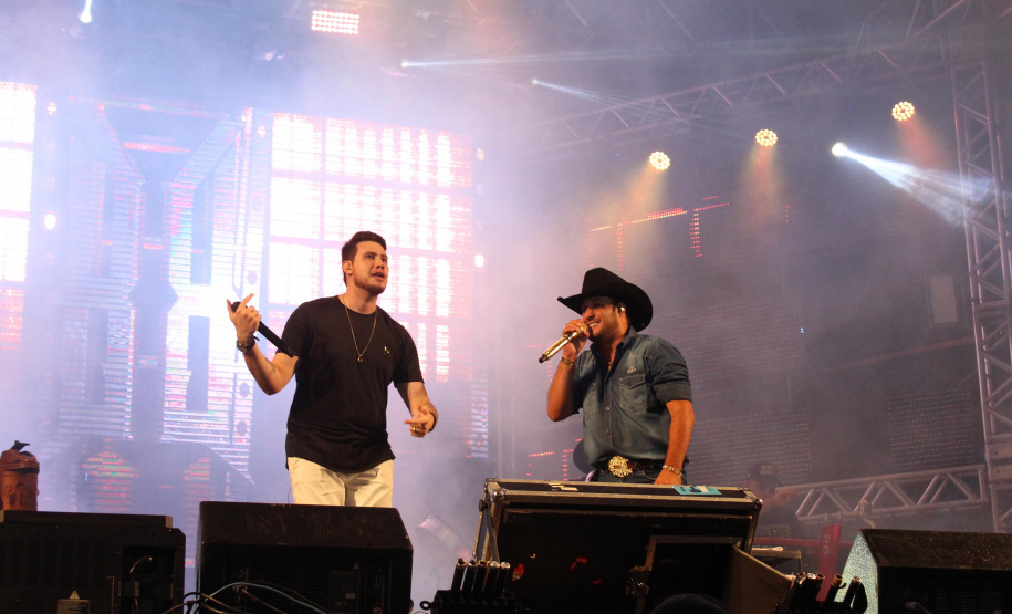 Praias de Matinhos e Pontal lotam durante shows de Leonardo e a dupla Bruno e Barretto