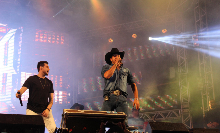 Praias de Matinhos e Pontal lotam durante shows de Leonardo e a dupla Bruno e Barretto