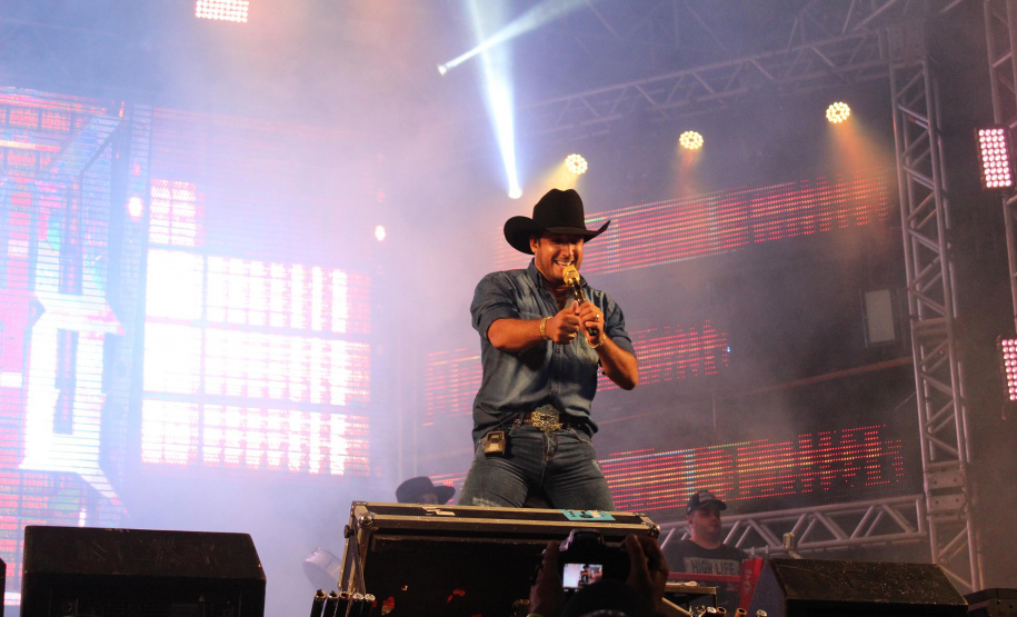 Praias de Matinhos e Pontal lotam durante shows de Leonardo e a dupla Bruno e Barretto